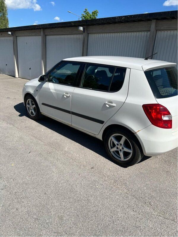 Vit Begagnad 2009 Skoda Fabia Halvkombi | 16 900 kr (Marknadspris) - Bild 1/2