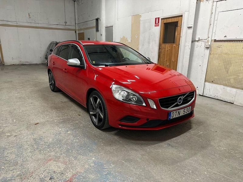Röd Begagnad 2011 Volvo V60 R-Design Kombi | 94 500 kr (Dyr) - Bild 1/4