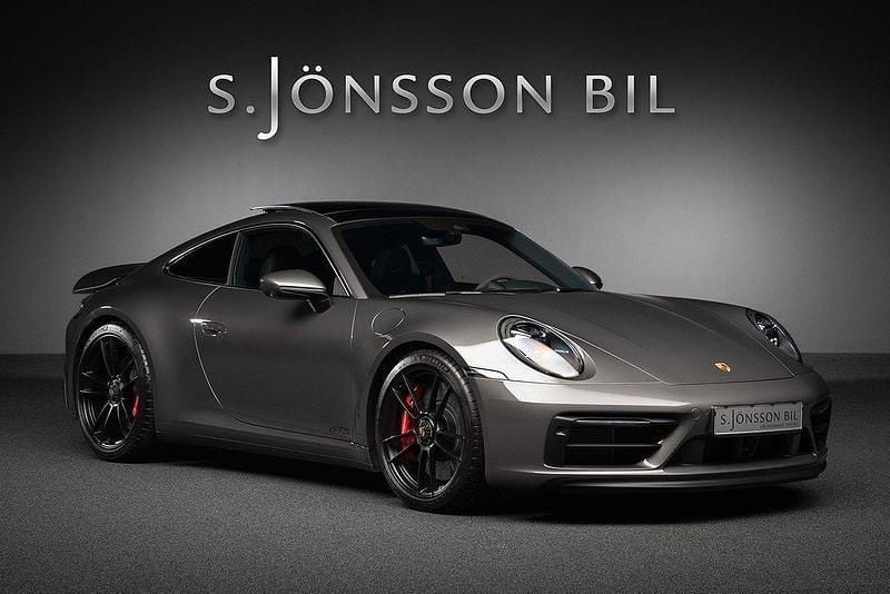 Grå Begagnad 2023 Porsche 911 Carrera 4 GTS Sportkupé | 1 869 000 kr (Marknadspris) - Bild 1/4