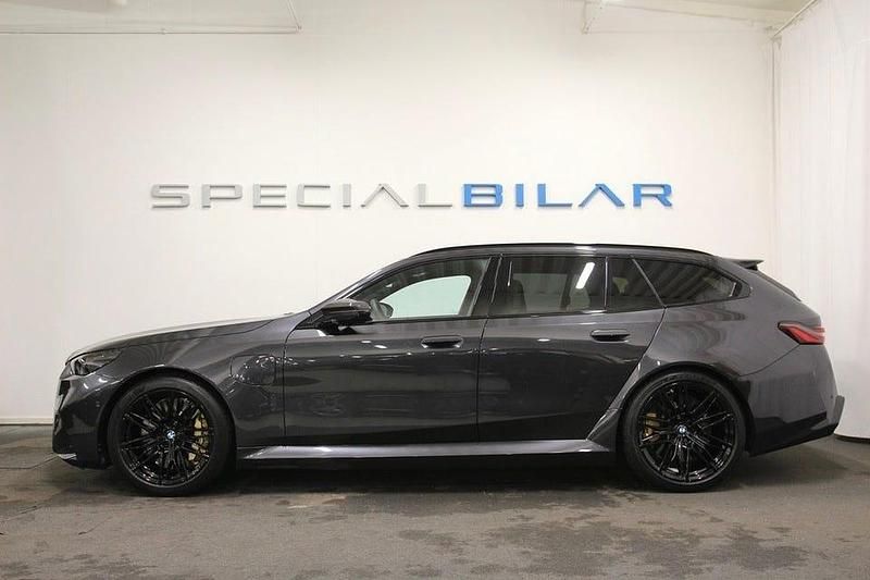 Begagnad BMW M5 Comfort Edition 728 HK (535 kW) 2025 Sophistogrå metallic Kombi
