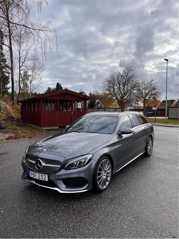 Grå Begagnad 2017 Mercedes C220 AMG line Kombi | 219 000 kr (Marknadspris) - Bild 1/4