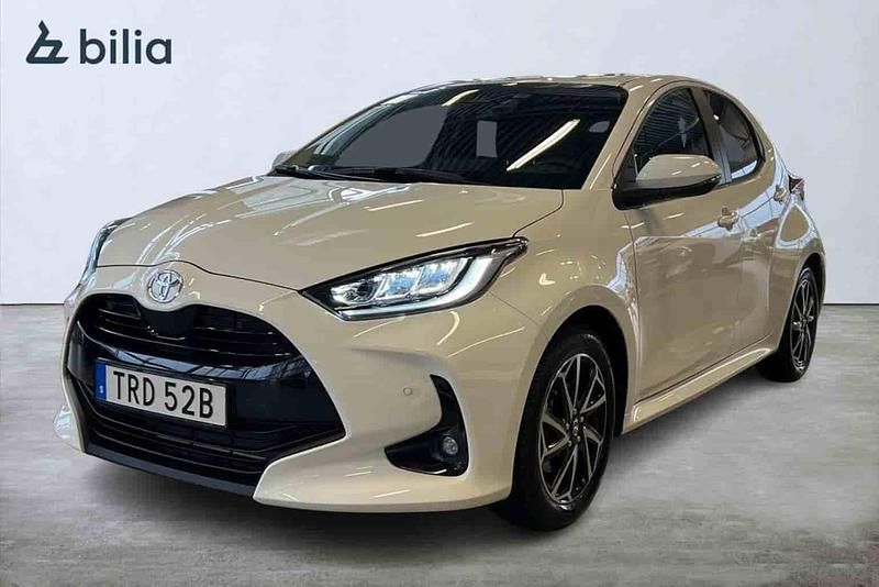 Vit Begagnad 2025 Toyota Yaris Hybrid Active Halvkombi | 269 900 kr (Lite dyr) - Bild 1/1