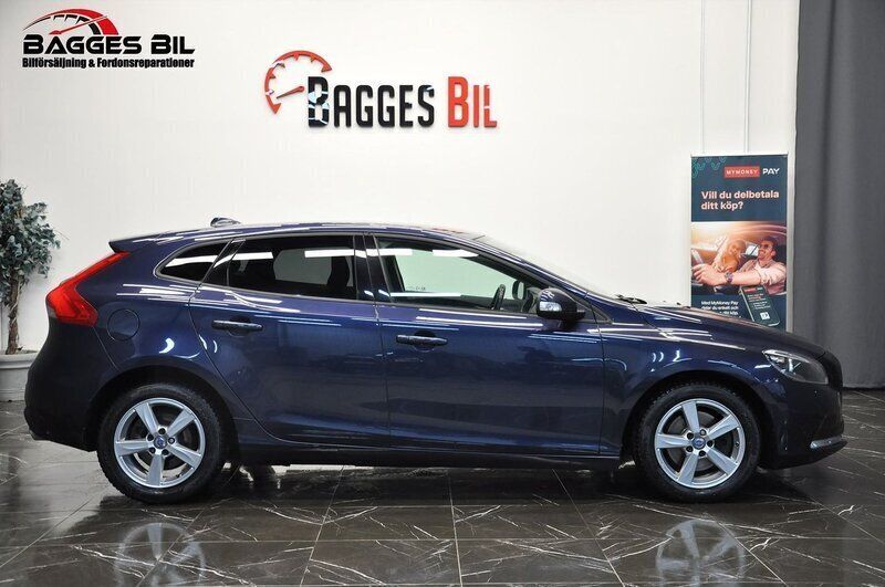 Blå Begagnad 2014 Volvo V40 Kombi | 139 000 kr (Marknadspris) - Bild 1/4