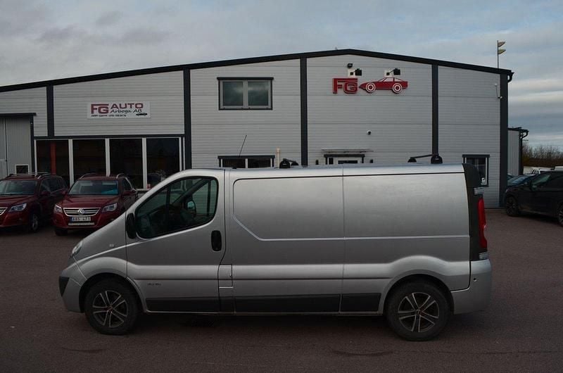 Silver Begagnad 2011 Nissan Primastar Minibuss | 74 900 kr (Lite dyr) - Bild 1/4