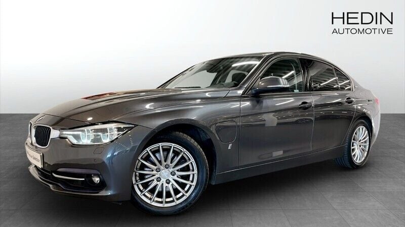 Grå (grey) Begagnad 2017 BMW 330e Sport Line Sedan | 198 700 kr - Bild 1/4