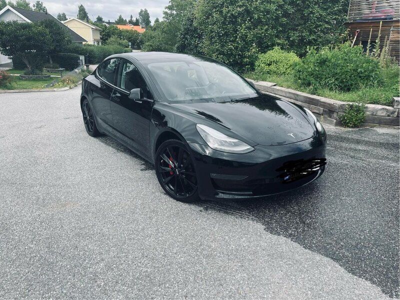 Svart Begagnad 2020 Tesla Model 3 Performance Sedan | 295 000 kr (Marknadspris) - Bild 1/3