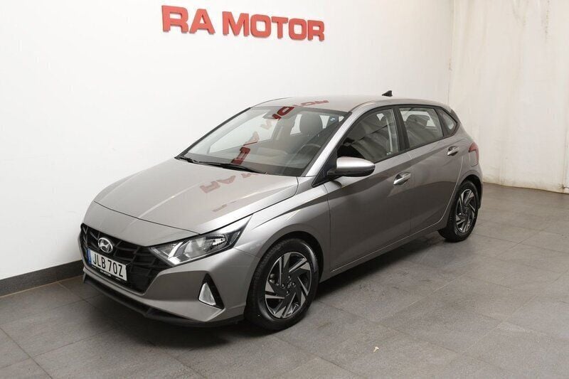 Grå (brass pearl) Begagnad 2022 Hyundai i20 Essential Halvkombi | 149 800 kr (Marknadspris) - Bild 1/1