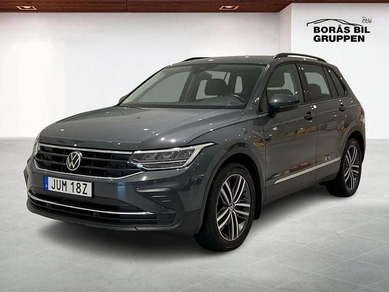 Grå Begagnad 2021 VW Tiguan SUV | 249 000 kr (Marknadspris) - Bild 1/4