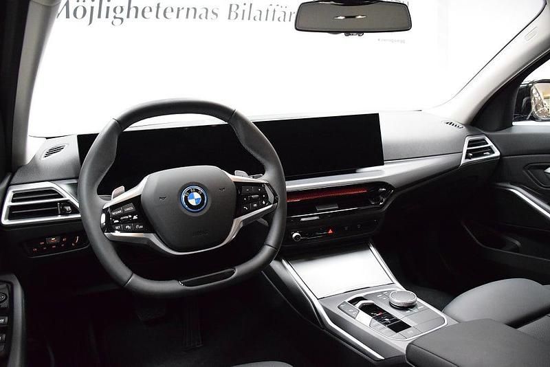 Begagnad BMW 330e 15 HK (11 kW) 2025 Svart Kombi