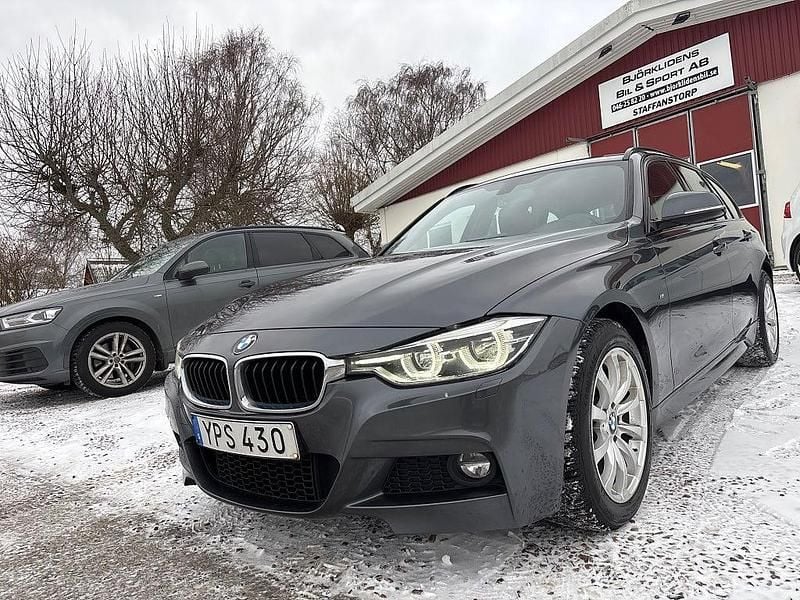 Grå Begagnad 2018 BMW 320 M Sport Kombi | 229 000 kr (Marknadspris) - Bild 1/4