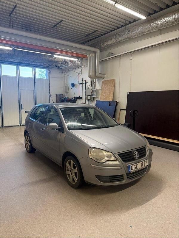 Silver Begagnad 2008 VW Polo Comfortline Halvkombi | 19 500 kr (Marknadspris) - Bild 1/4