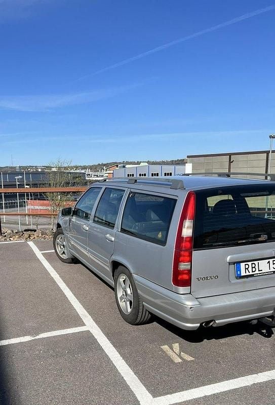 Grå Begagnad 2000 Volvo V70 Kombi | 11 000 kr (Lite dyr) - Bild 1/4