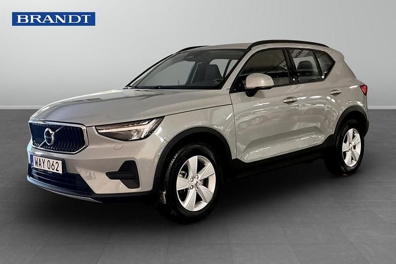 Grå Begagnad 2024 Volvo XC40 SUV | 324 900 kr (Marknadspris) - Bild 1/4