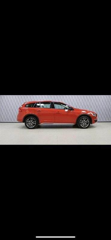 Röd Begagnad 2017 Volvo V60 CC Summum Kombi | 184 500 kr (Marknadspris) - Bild 1/2