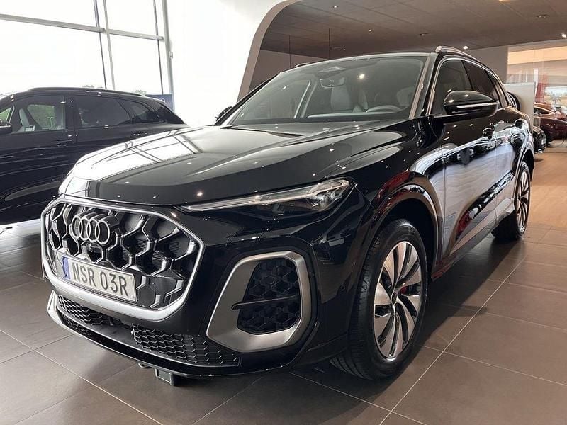 Svart (mytsvart metallic) Ny 2025 Audi Q5 SUV | 765 500 kr (Dyr) - Bild 1/4
