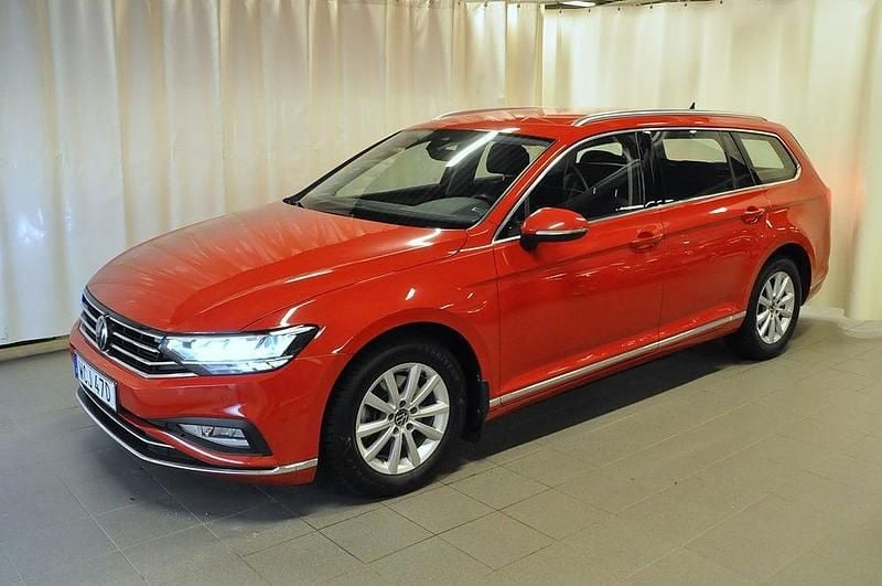 Röd Begagnad 2023 VW Passat GT Kombi | 304 000 kr (Marknadspris) - Bild 1/4