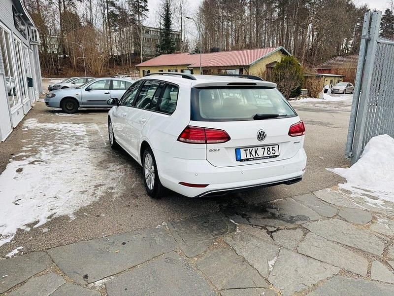 Begagnad VW Golf VII 125 HK (91 kW) 2018 Vit Kombi