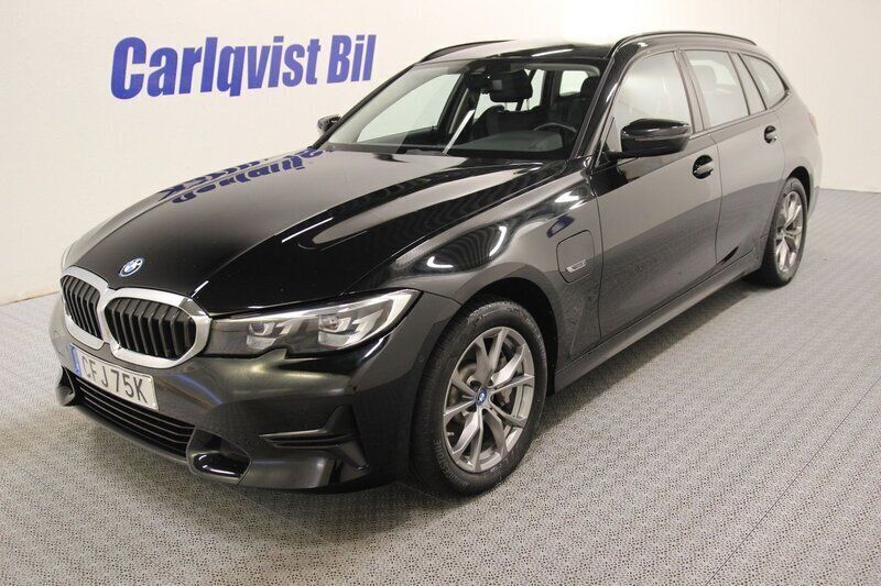Svart Begagnad 2022 BMW 330e Sport Line Kombi | 339 000 kr (Bra pris) - Bild 1/4