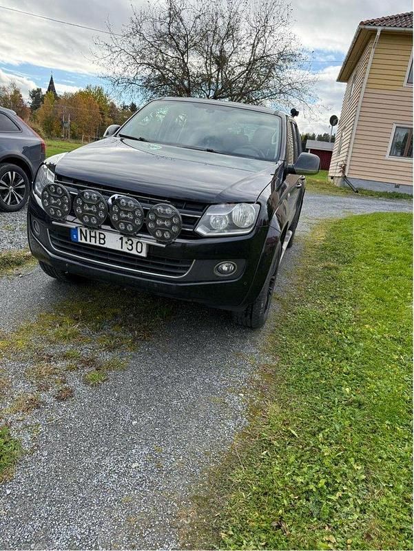 Svart Begagnad 2013 VW Amarok Highline Pickup | 120 000 kr (Marknadspris) - Bild 1/4