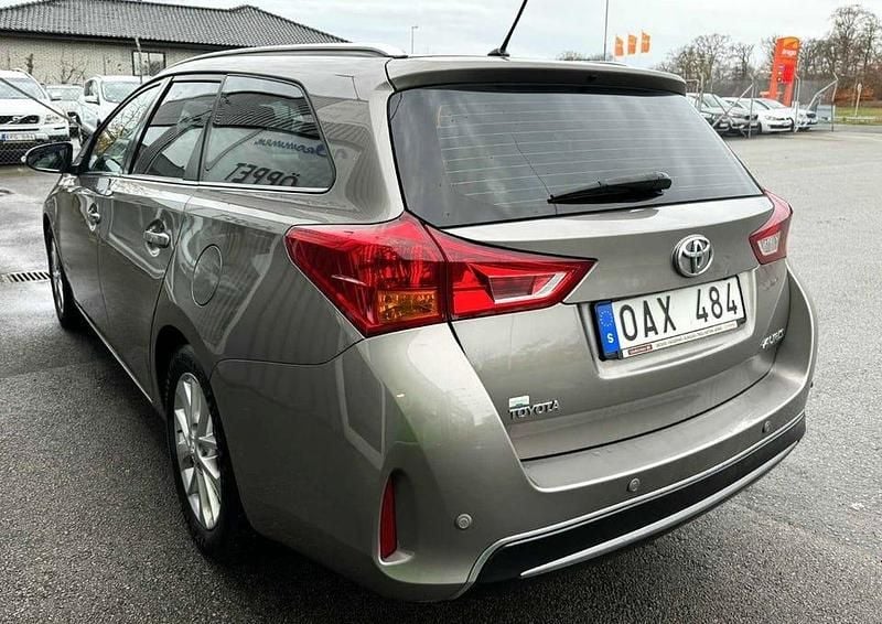 Begagnad Toyota Auris Touring Sports Multidrive S 132 HK (97 kW) 2014 Brun Kombi