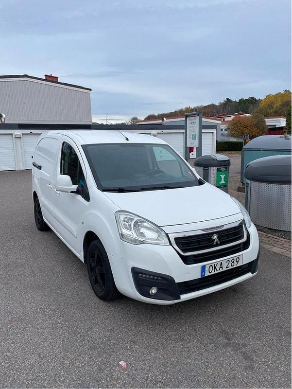 Vit Begagnad 2016 Peugeot Partner Van | 60 000 kr (Bra pris) - Bild 1/4