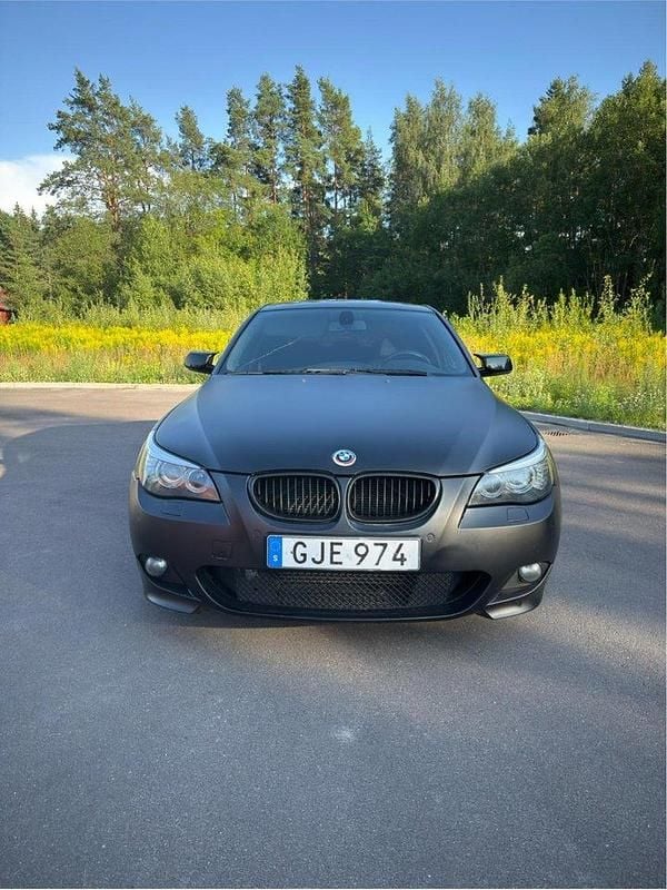 Svart Begagnad 2010 BMW 520 M Sport Sedan | 94 999 kr (Marknadspris) - Bild 1/4