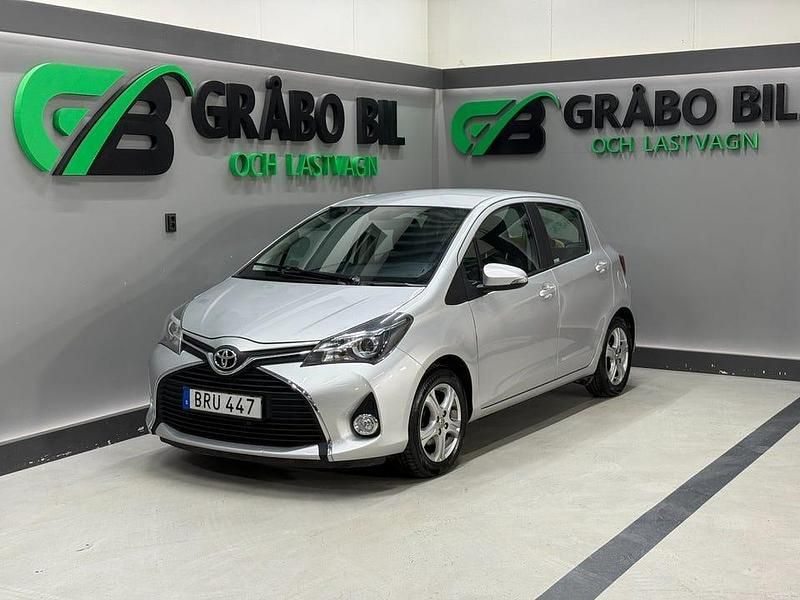 Silver Begagnad 2014 Toyota Yaris Active Halvkombi | 99 900 kr (Marknadspris) - Bild 1/4