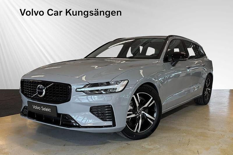 Grå Begagnad 2024 Volvo V60 Plus Kombi | 469 900 kr (Marknadspris) - Bild 1/3