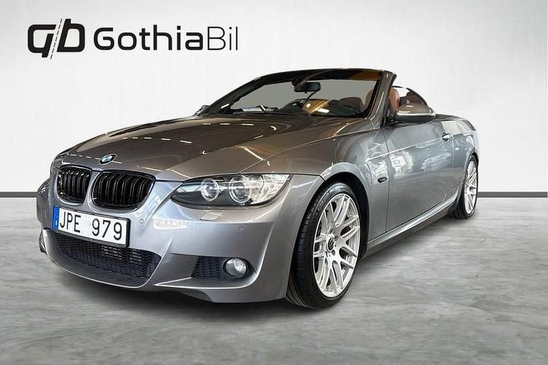 Grå Begagnad 2009 BMW 335 Cabriolet Comfort Edition Cab | 239 900 kr (Marknadspris) - Bild 1/4