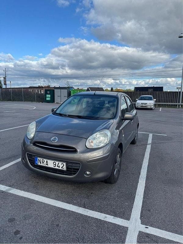 Grå Begagnad 2013 Nissan Micra Halvkombi | 54 900 kr (Marknadspris) - Bild 1/4
