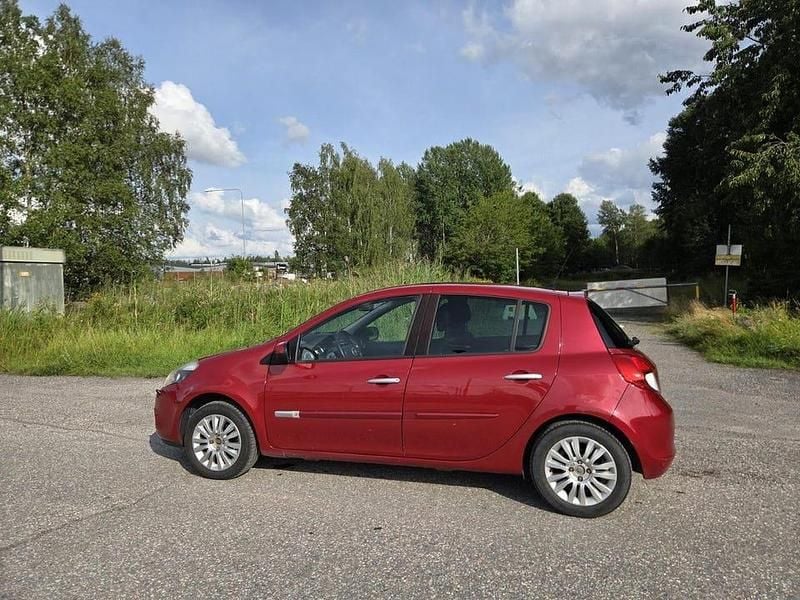 Begagnad Renault Clio IV 75 HK (55 kW) 2012 Röd Halvkombi