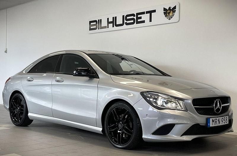 Silver Begagnad 2014 Mercedes CLA200 Urban Sportkupé | 169 900 kr (Superpris) - Bild 1/4