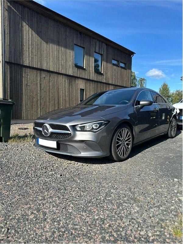 Grå Begagnad 2020 Mercedes CLA200 Sportkupé | 295 000 kr (Bra pris) - Bild 1/4