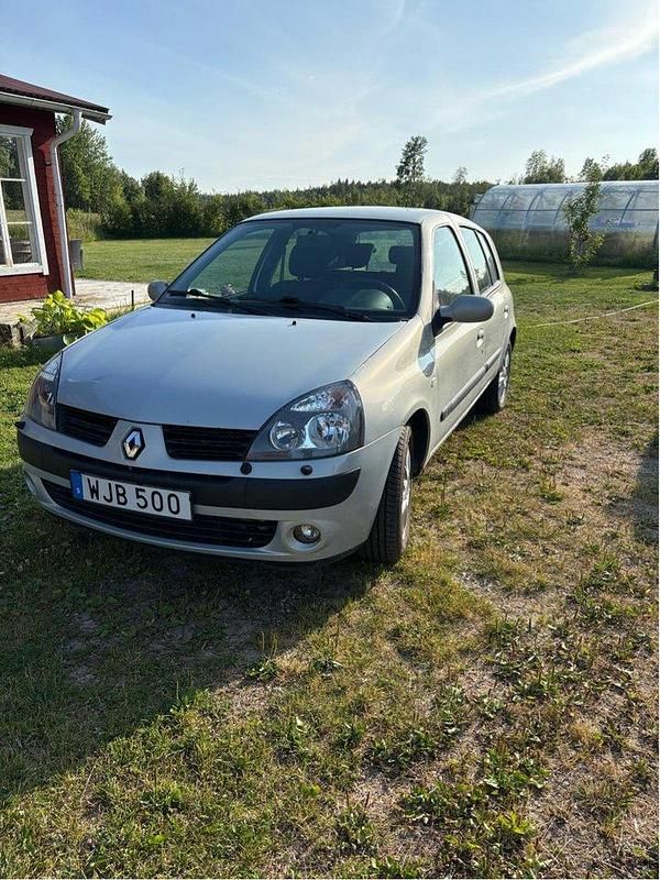 Grå Begagnad 2004 Renault Clio II Halvkombi | 16 000 kr (Bra pris) - Bild 1/4
