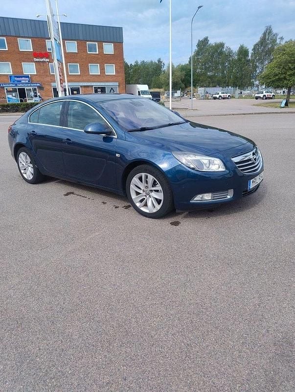 Blå Begagnad 2011 Opel Insignia Edition Halvkombi | 46 900 kr (Marknadspris) - Bild 1/4