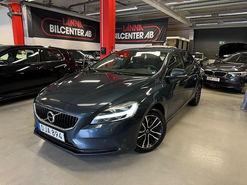 Blå Begagnad 2016 Volvo V40 Kombi | 139 800 kr (Marknadspris) - Bild 1/4