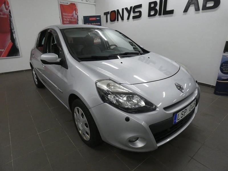Silver Begagnad 2011 Renault Clio II Halvkombi | 39 900 kr (Lite dyr) - Bild 1/4