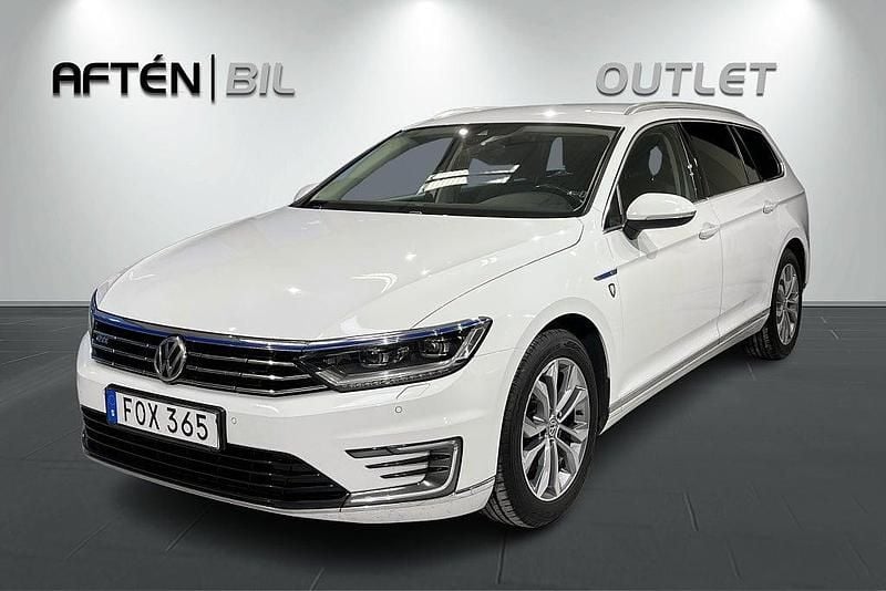 Pure white Begagnad 2018 VW Passat Executive Kombi | 159 800 kr (Marknadspris) - Bild 1/3
