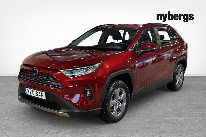 Röd Begagnad 2023 Toyota RAV4 Hybrid Active SUV | 379 000 kr (Marknadspris) - Bild 1/4