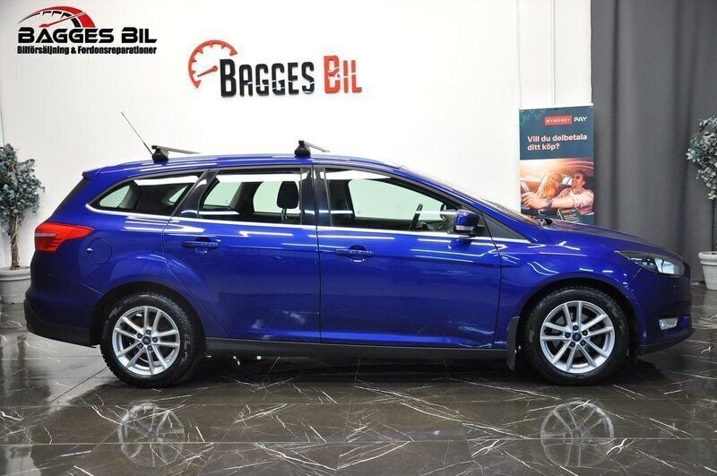 Blå Begagnad 2016 Ford Focus Titanium Kombi | 69 800 kr (Superpris) - Bild 1/4
