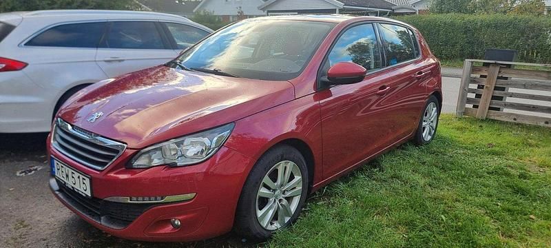 Röd Begagnad 2016 Peugeot 308 Halvkombi | 69 000 kr (Marknadspris) - Bild 1/4