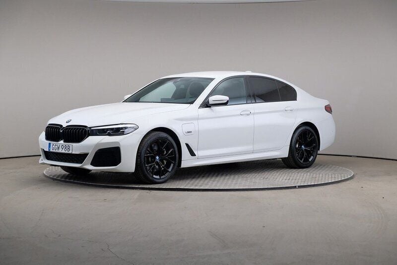 Vit Begagnad 2021 BMW 530e M Sport Sedan | 399 000 kr (Marknadspris) - Bild 1/4
