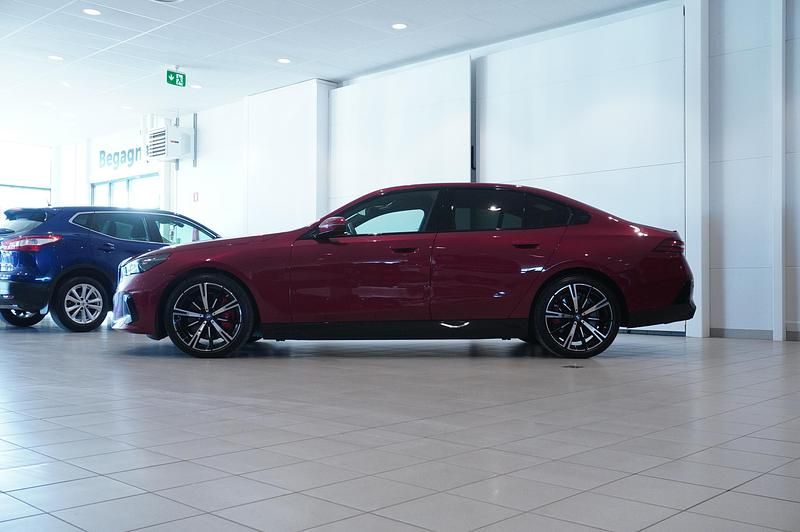 Begagnad BMW 550e M Sport 313 HK (230 kW) 2023 Röd Sedan