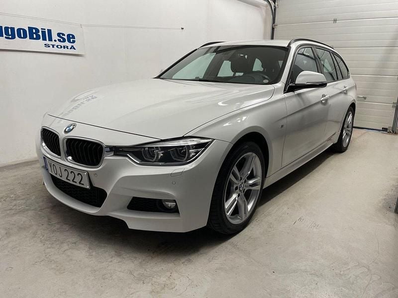 Vit Begagnad 2017 BMW 330 M Sport Kombi | 269 500 kr (Marknadspris) - Bild 1/4
