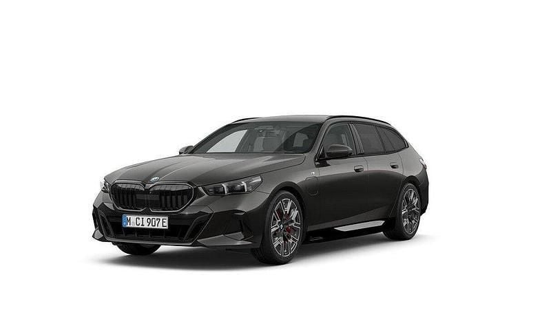 Oxide grey metallic Begagnad 2025 BMW 530e M Sport Kombi | 799 500 kr - Bild 1/4