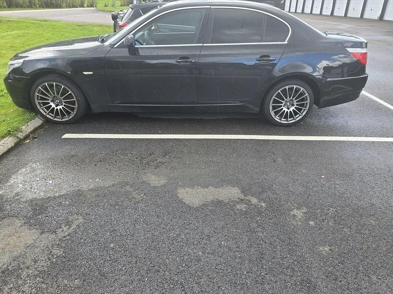 Svart Begagnad 2008 BMW 523 Sedan | 30 000 kr (Superpris) - Bild 1/4