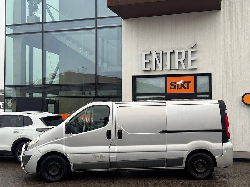 Begagnad Renault Trafic 114 HK (83 kW) 2012 Silver Minibuss