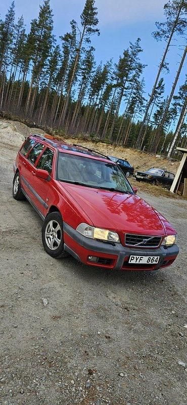 Röd Begagnad 2000 Volvo XC70 SUV | 35 000 kr (Superpris) - Bild 1/4