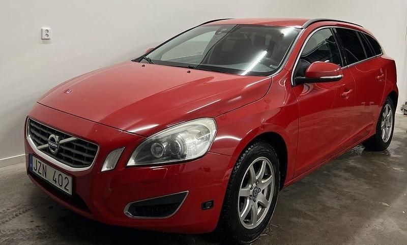 Röd Begagnad 2011 Volvo V60 Momentum Kombi | 57 900 kr (Marknadspris) - Bild 1/4