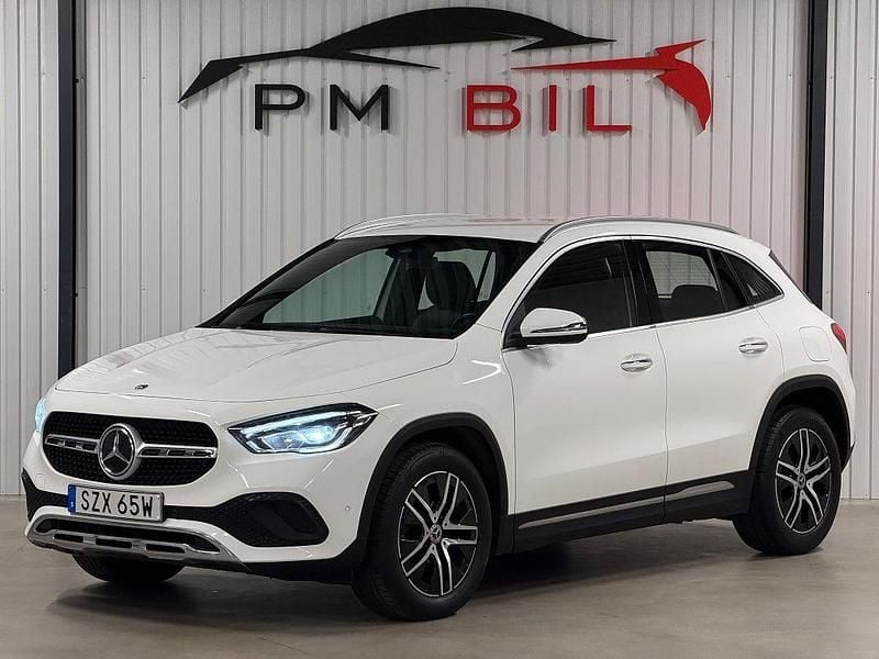 Vit Begagnad 2022 Mercedes GLA200 SUV | 299 900 kr (Marknadspris) - Bild 1/4